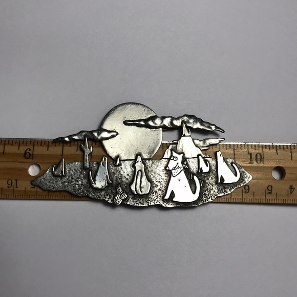 Howling Wolves/Coyotes JJ Brooch - Picture 4 of 7